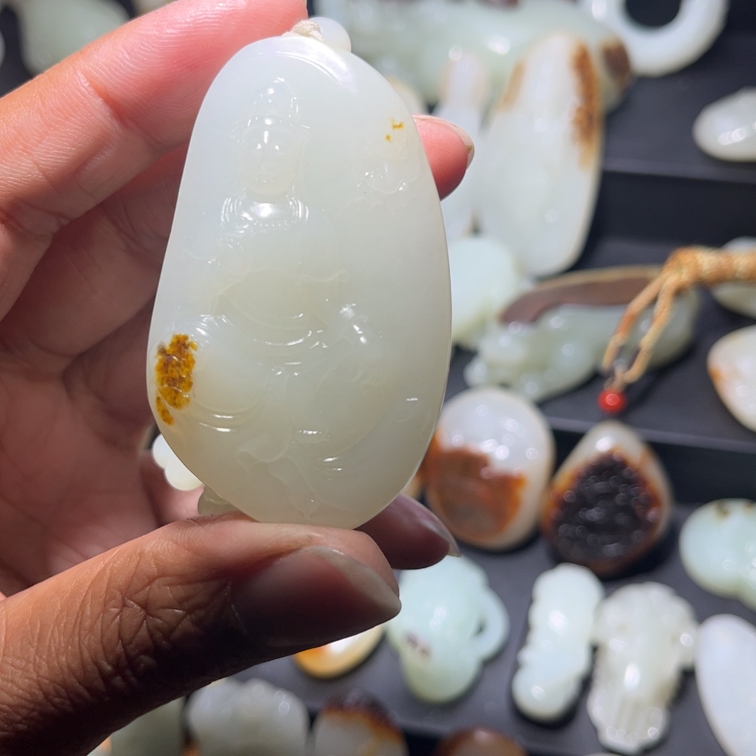 等***旗和田玉未镶嵌颈饰