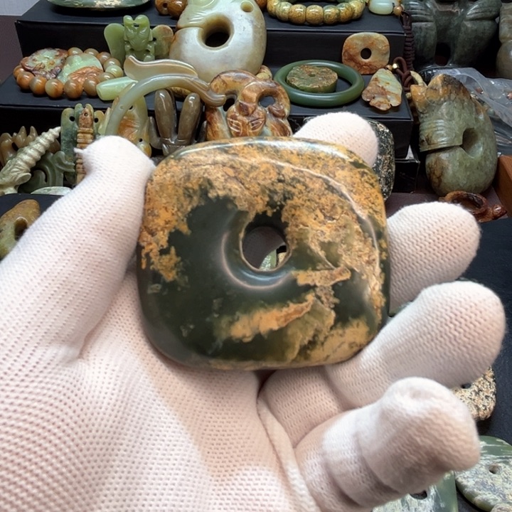 未镶嵌岫岩河磨玉（透闪石质玉）车挂中**拿