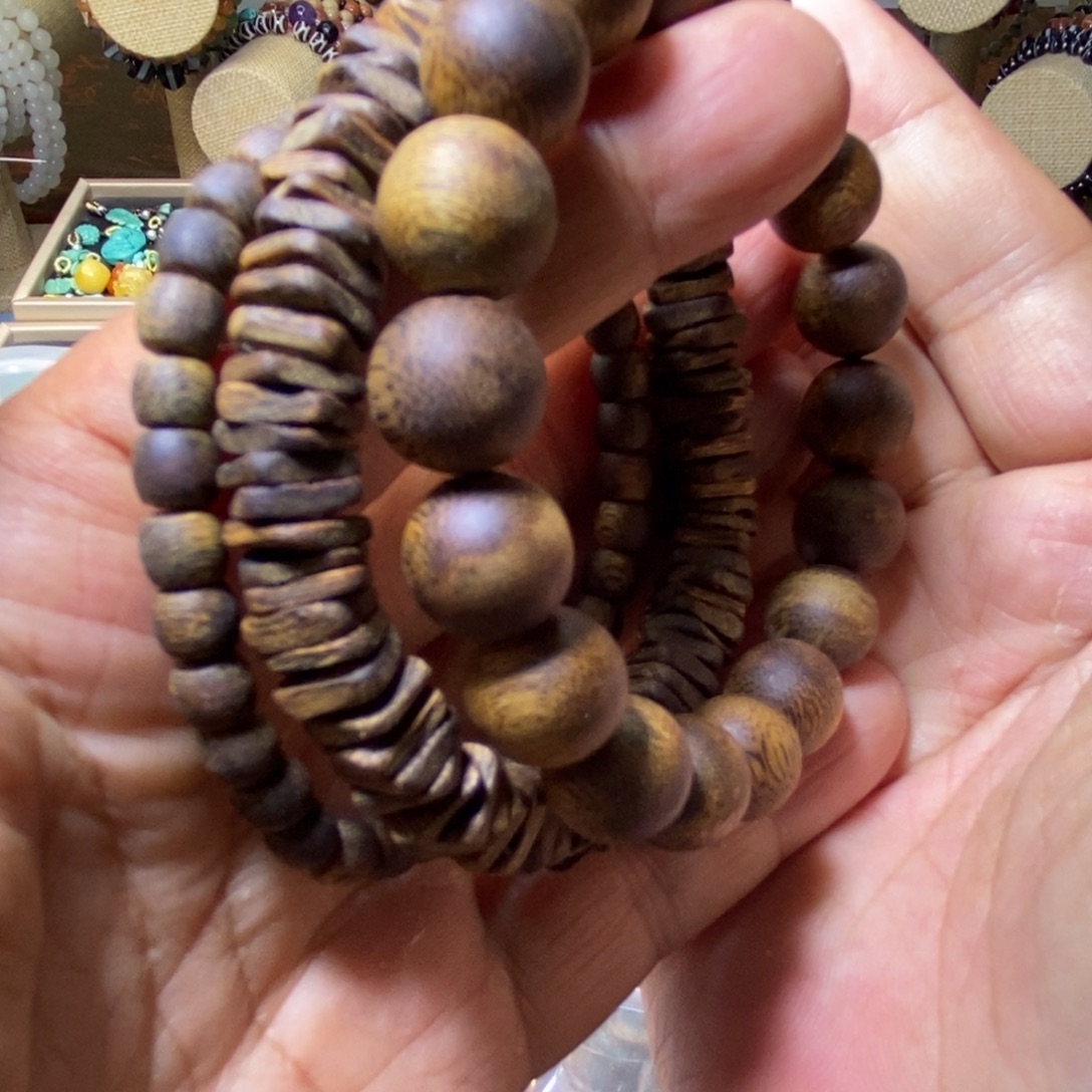 小***空手串沉香配饰设计风格