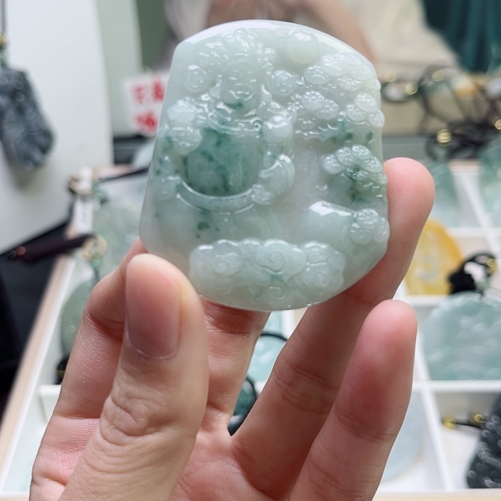 翡翠颈饰未镶嵌翡翠