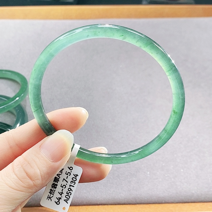 翡翠未镶嵌手镯（圆镯）