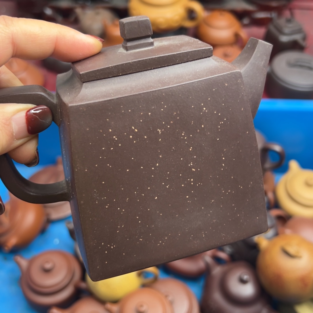 紫砂茶壶紫砂的…………………………
