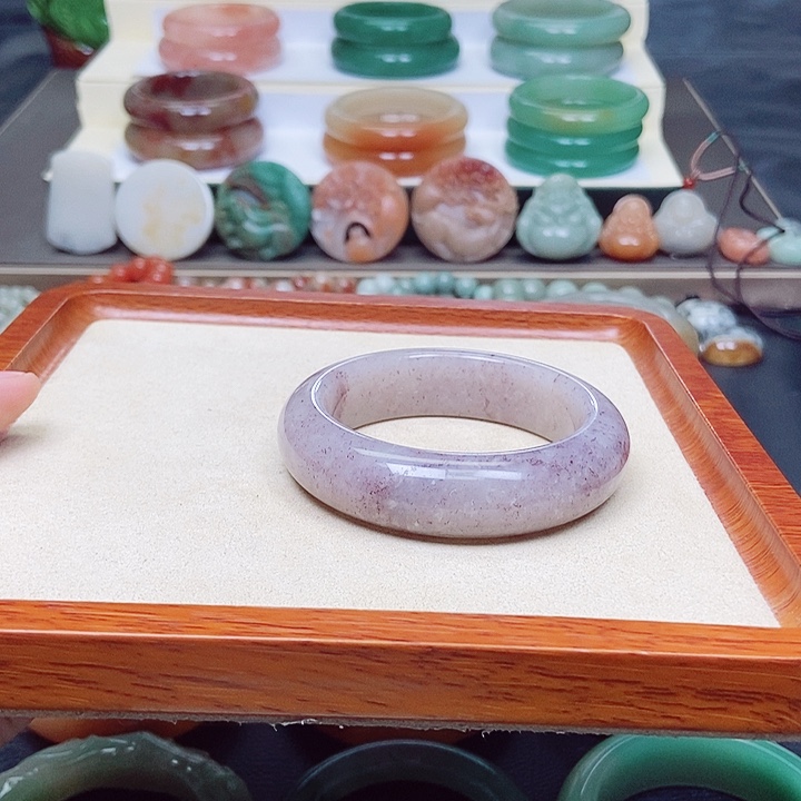 石英质玉手镯未镶嵌月***?