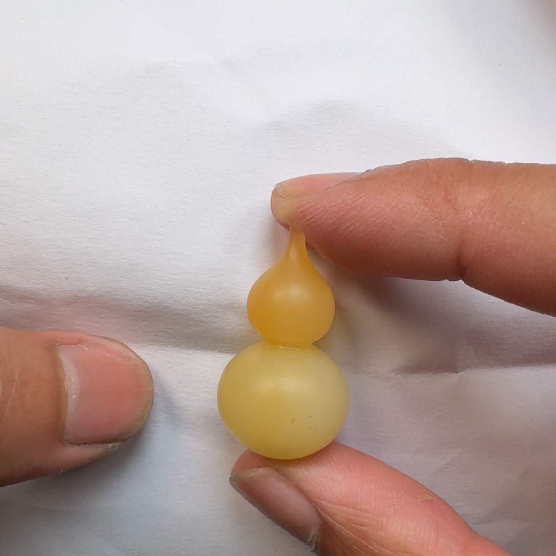 石英质玉（缅黄）未镶嵌颈饰葫芦