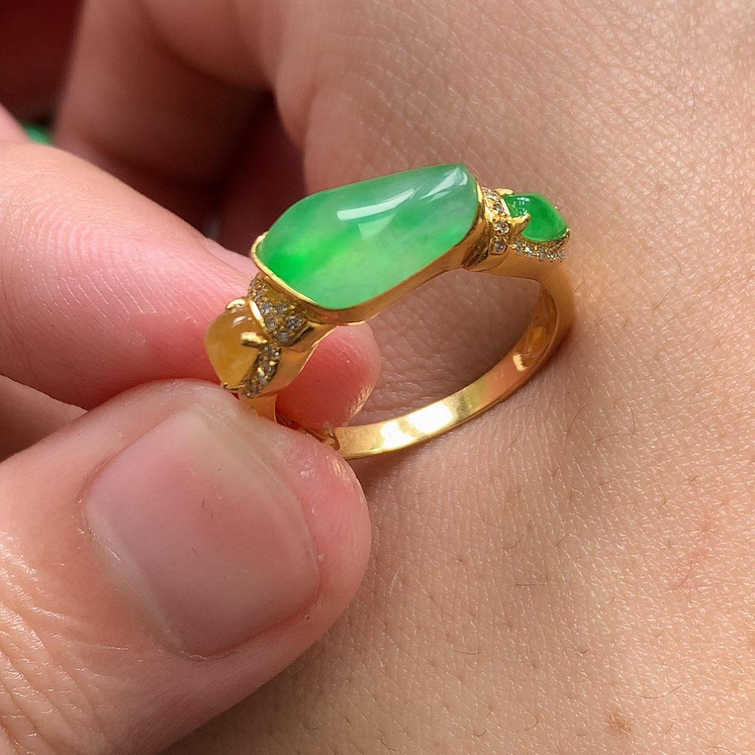 翡翠18K金镶嵌戒指