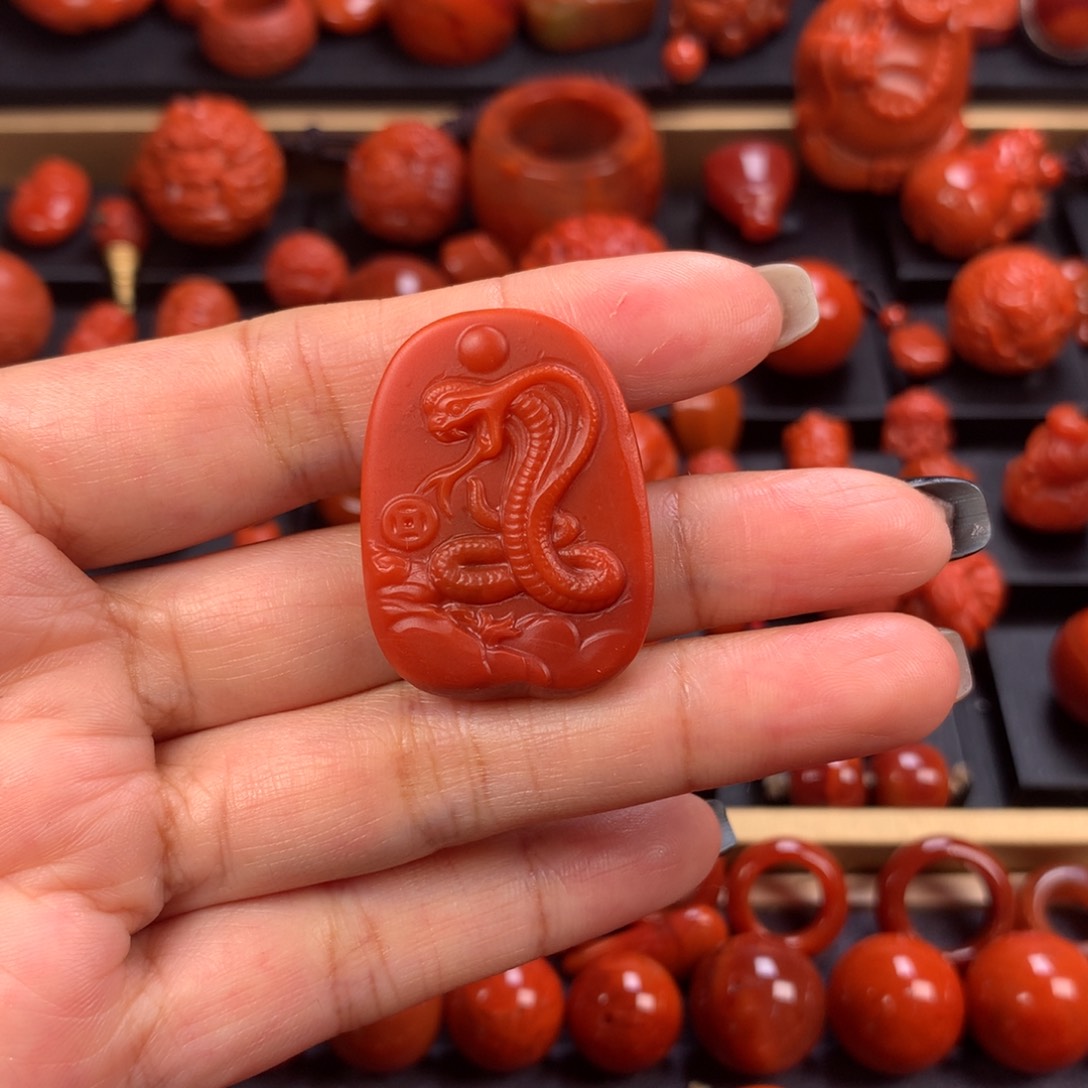 未镶嵌蛇吊坠南红玛瑙