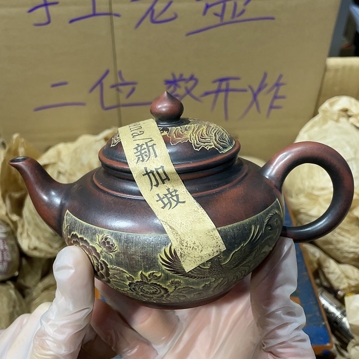 茶壶紫砂原矿泥料，手工制作的一把紫砂壶。