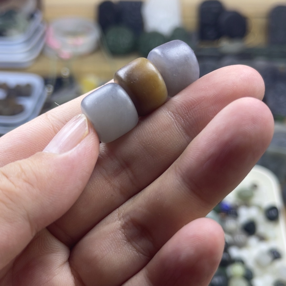 和田玉未镶嵌颈饰诗*