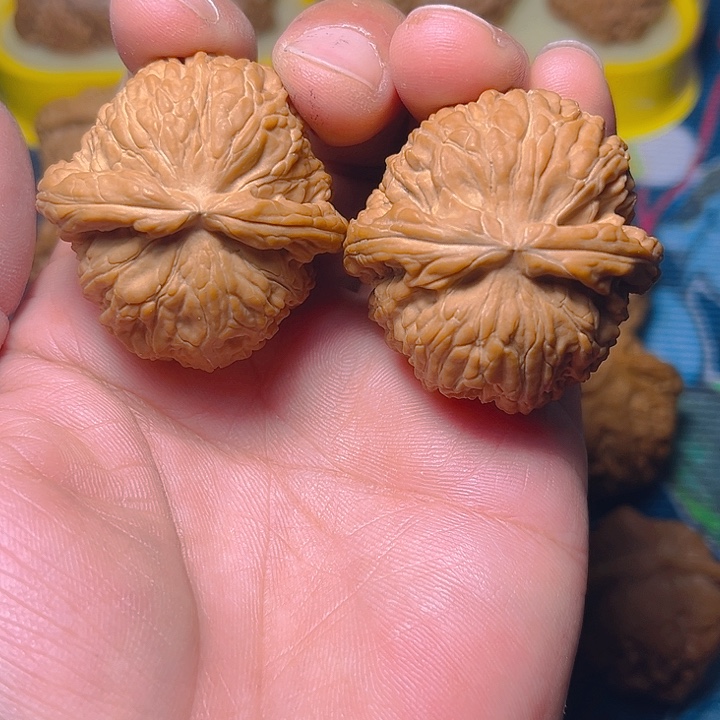文玩核桃吊坠白狮子