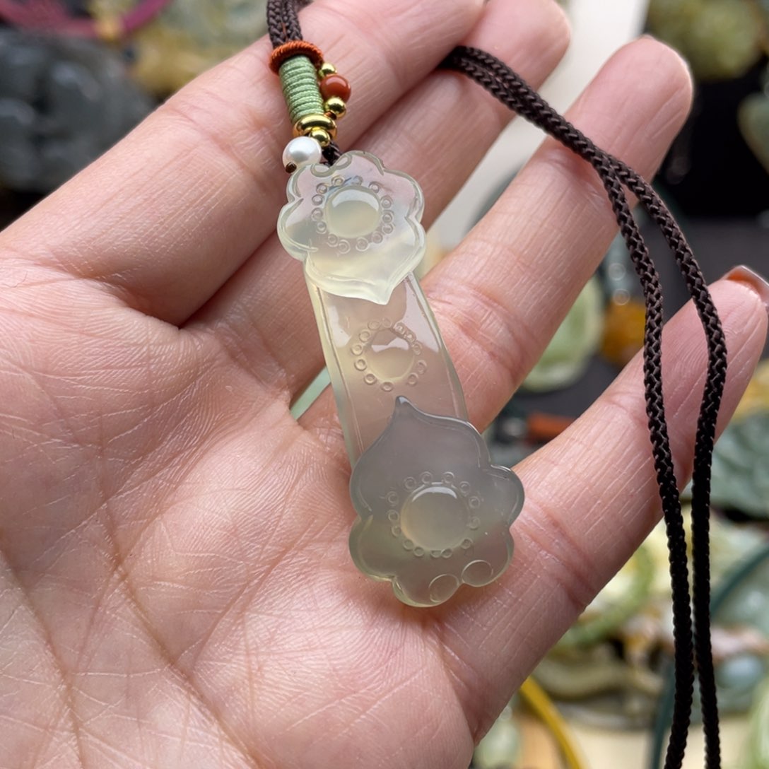 蛇纹石玉颈饰未镶嵌