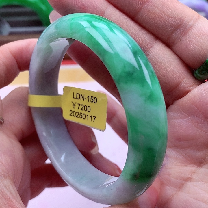 翡翠手镯未镶嵌翡翠