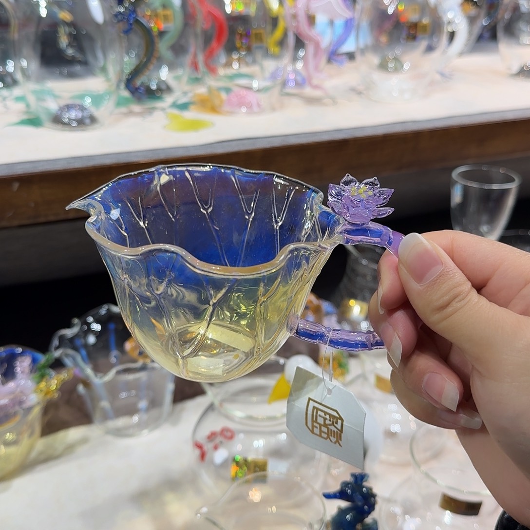 晶焱公道荷韵侧把紫