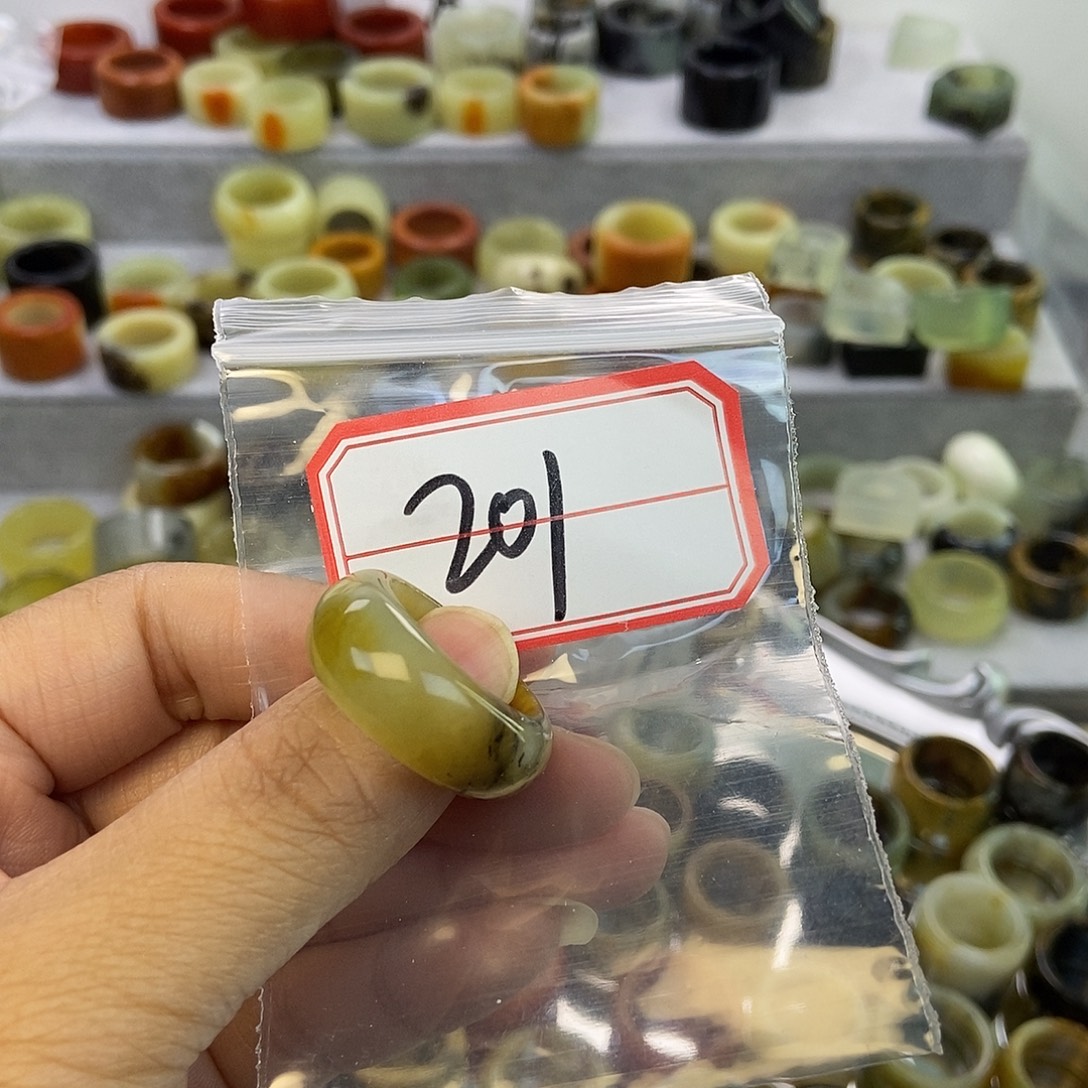 熊****蛇纹石玉未镶嵌手镯