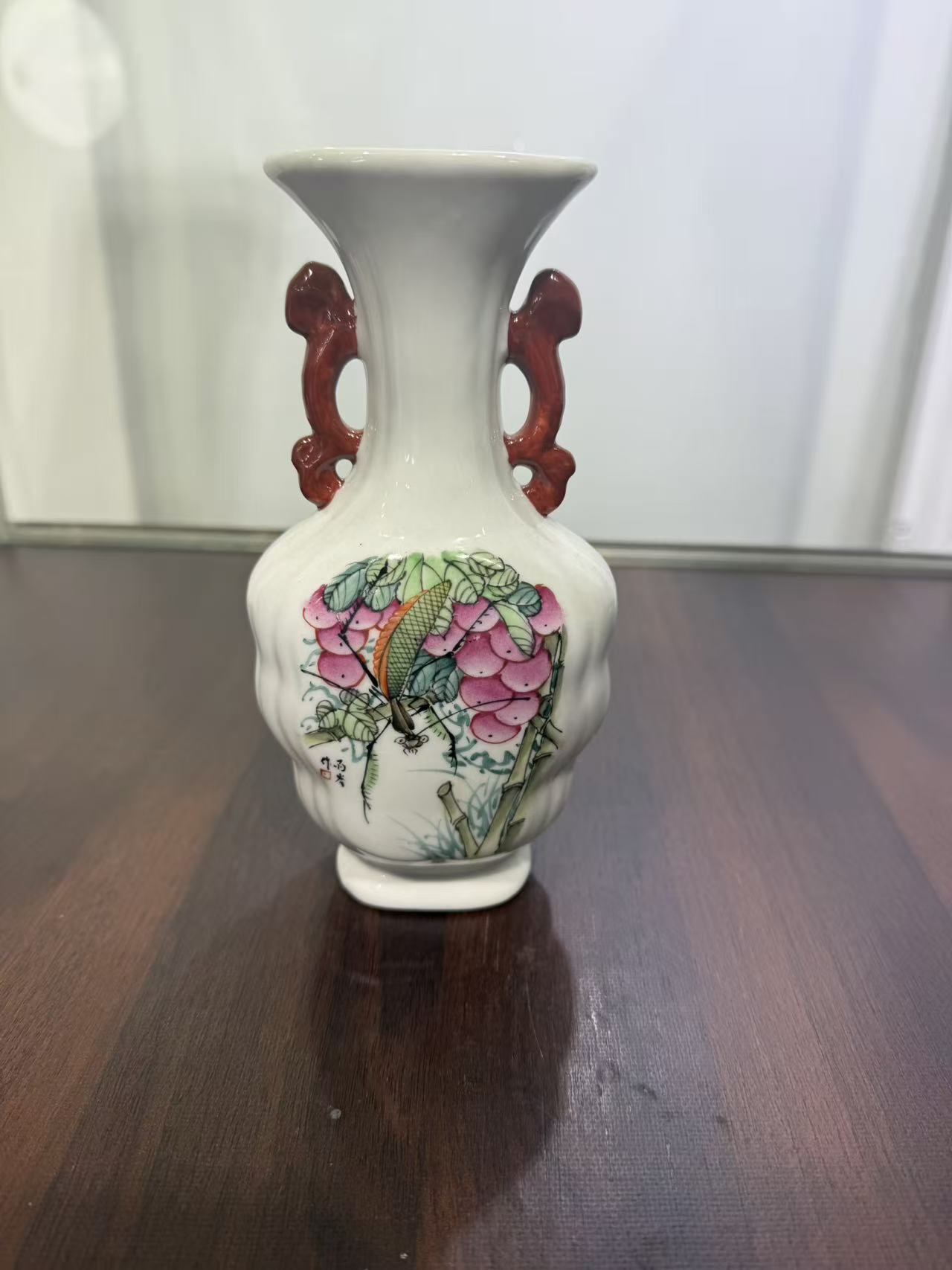 粉彩虫草双耳瓶·葡下虫鸣生机满