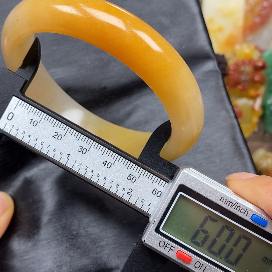 石英质玉（黄龙玉）颈饰未镶嵌