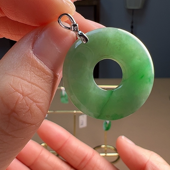 翡翠颈饰18K金镶嵌吊坠