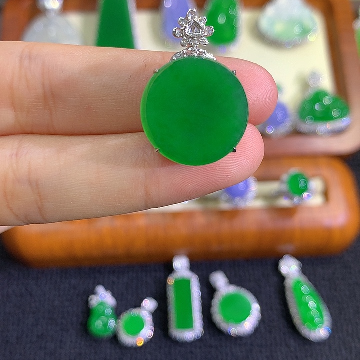 翡翠18K金镶嵌颈饰