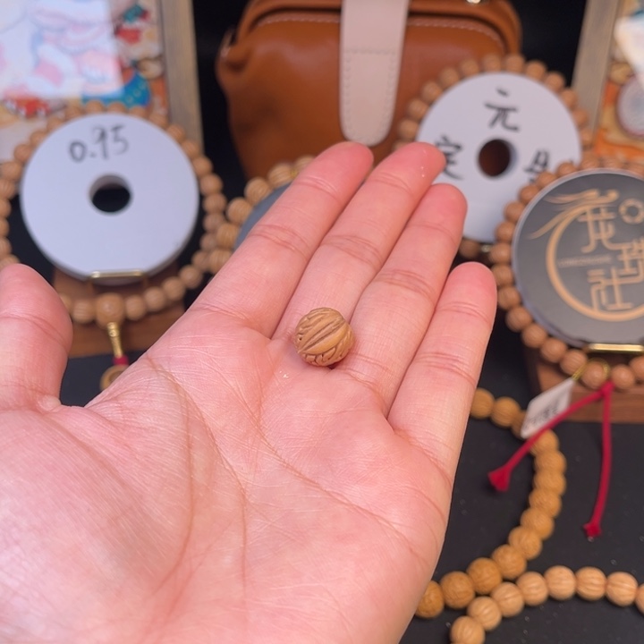 王***伟桃核手串三通一个…….