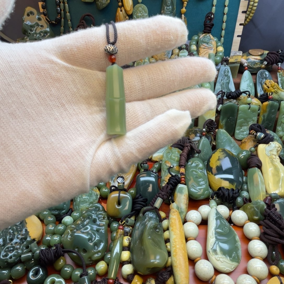 岫岩老玉（透闪石质玉）未镶嵌颈饰