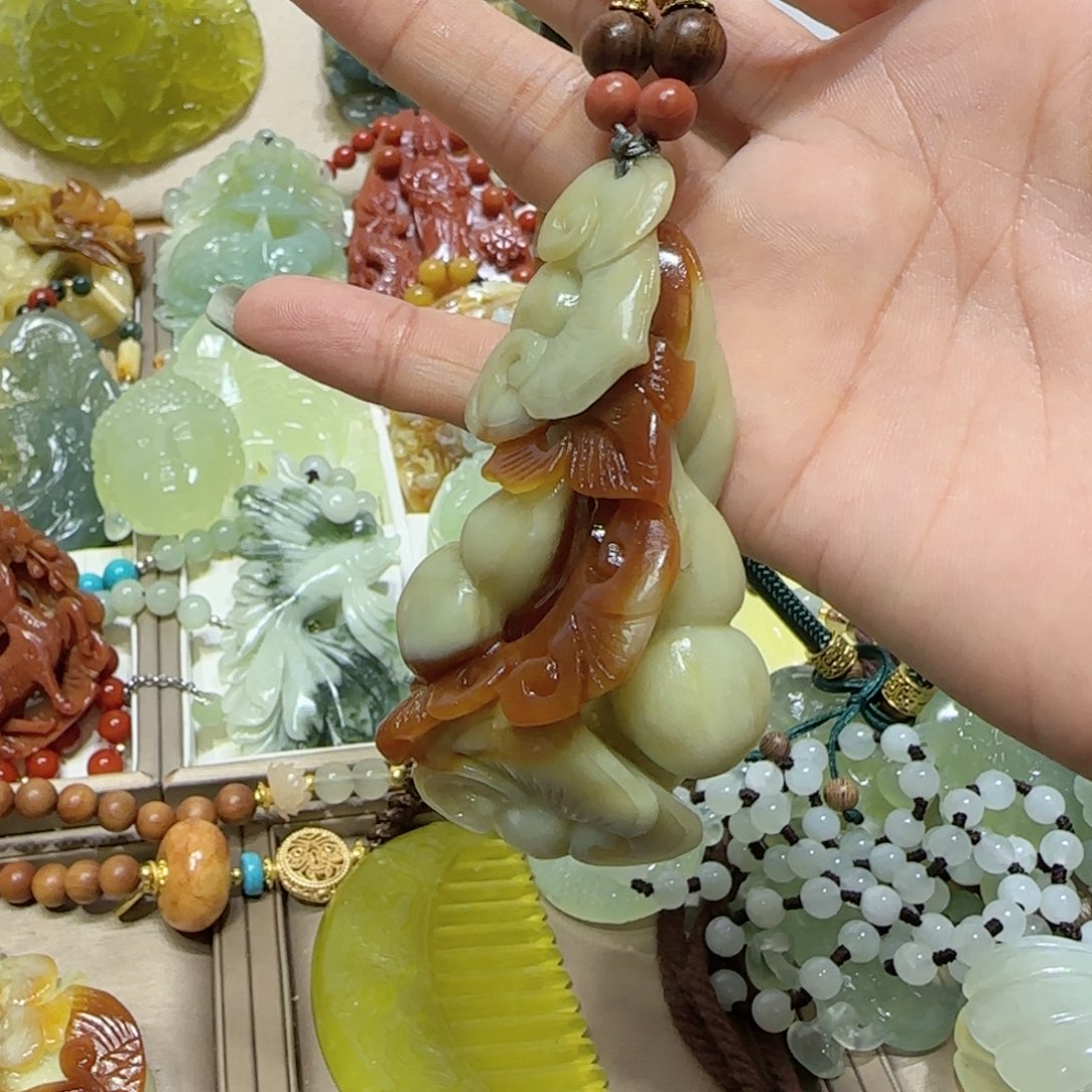 未镶嵌蛇纹石玉吊坠