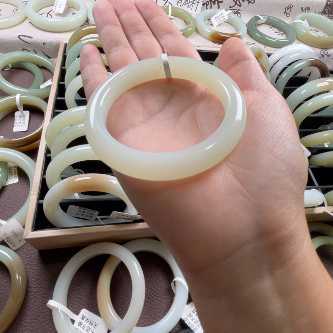 和田玉未镶嵌手镯