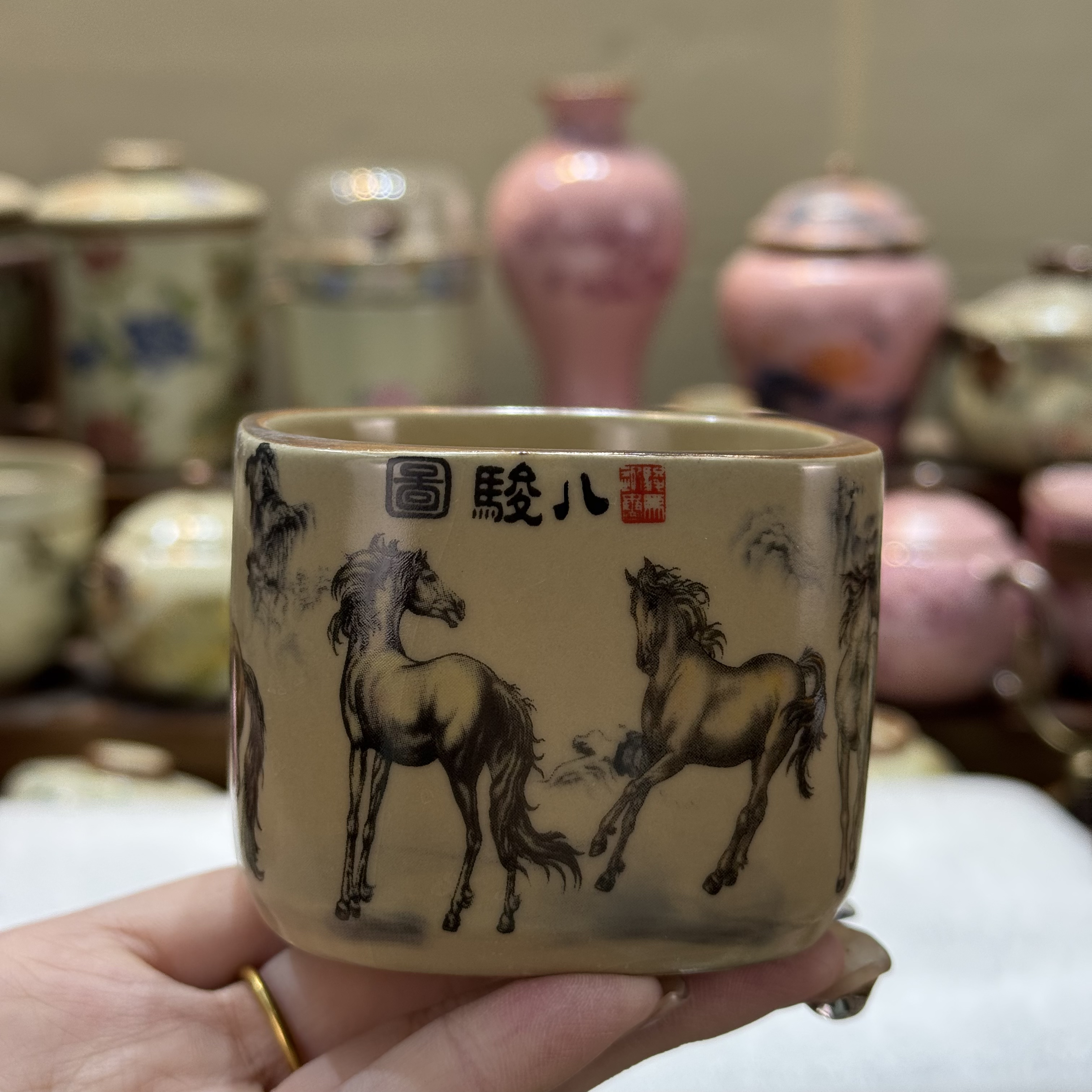 黄色八骏图四方杯110毫升偏黄