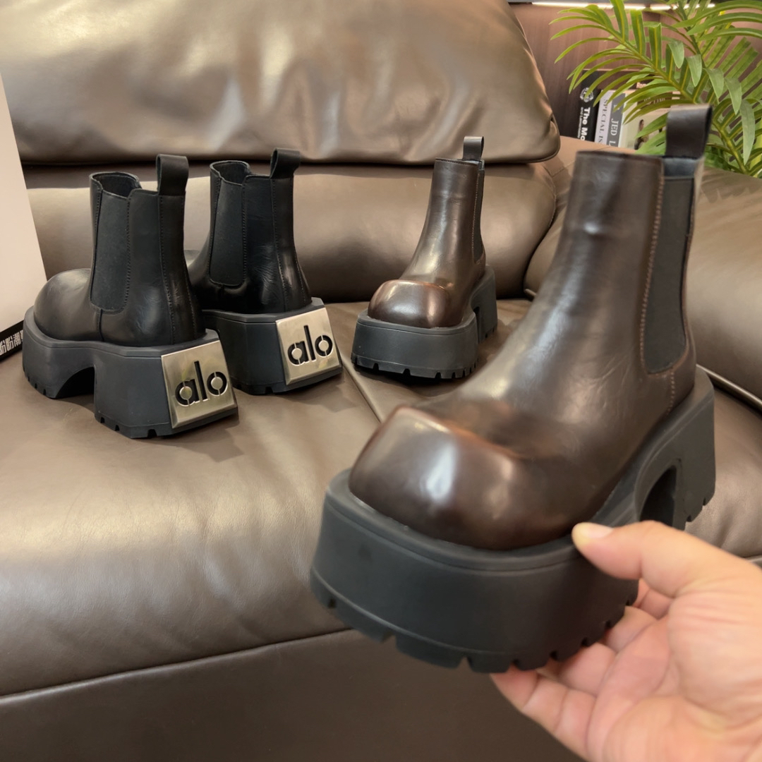 2025新款上新设计师扣件款7厘米厚底百搭法式小短靴～抖音靴子冬季