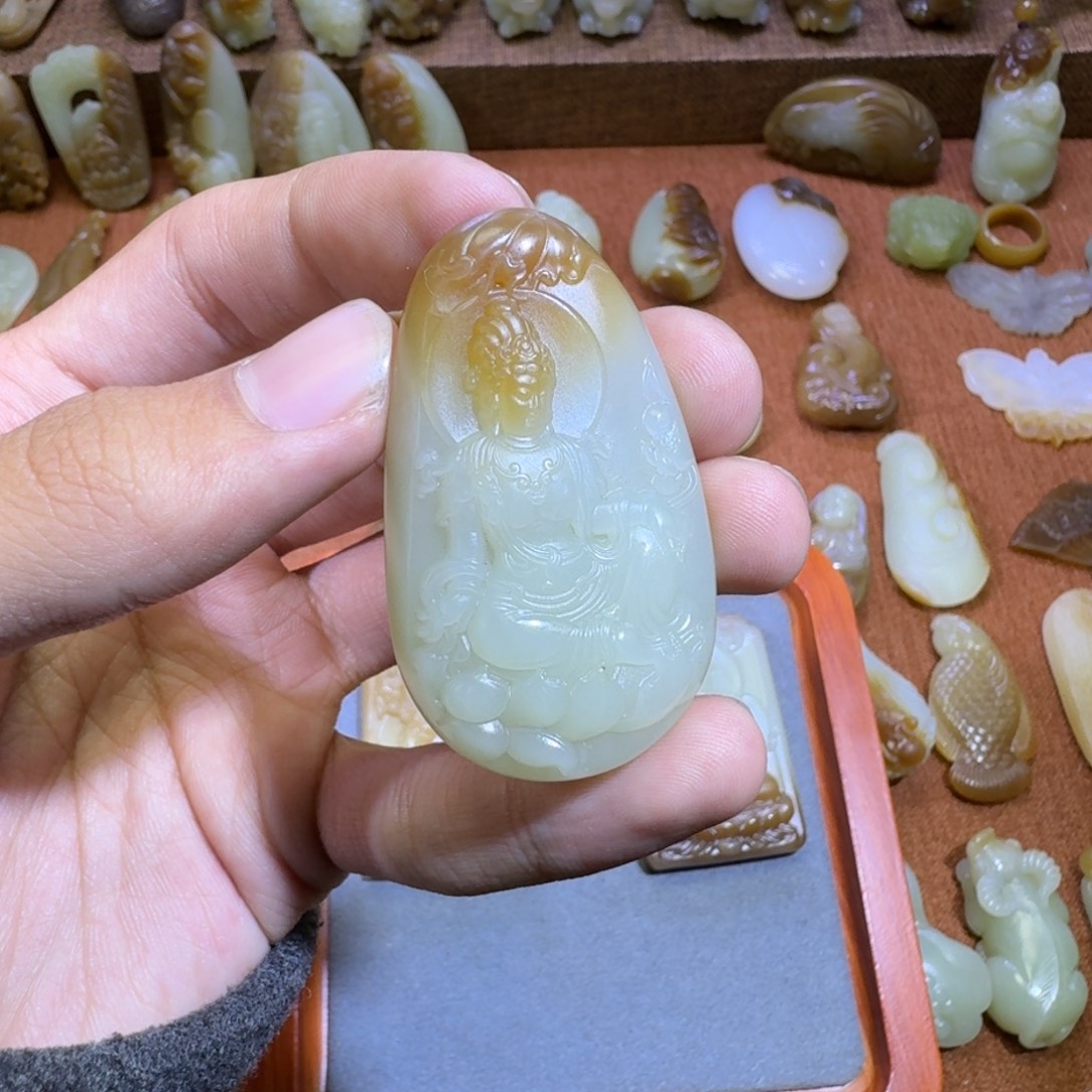 墨***年和田玉未镶嵌颈饰