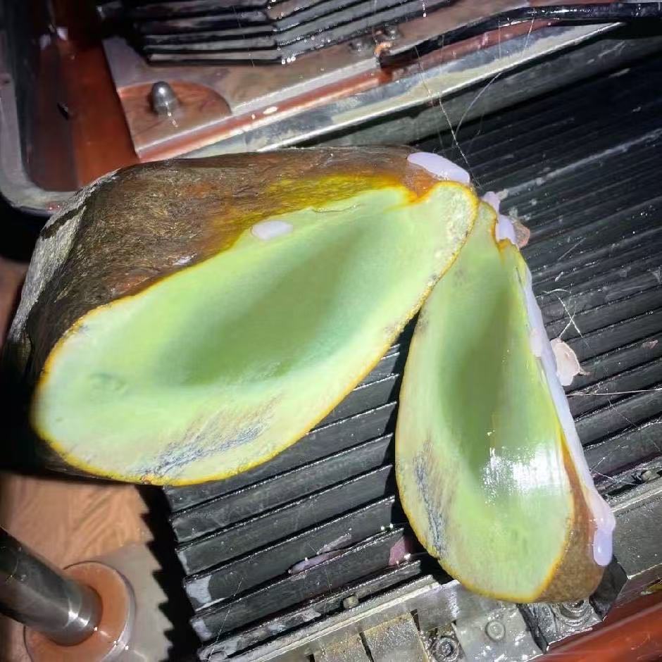 黄白河磨玉摆件发一