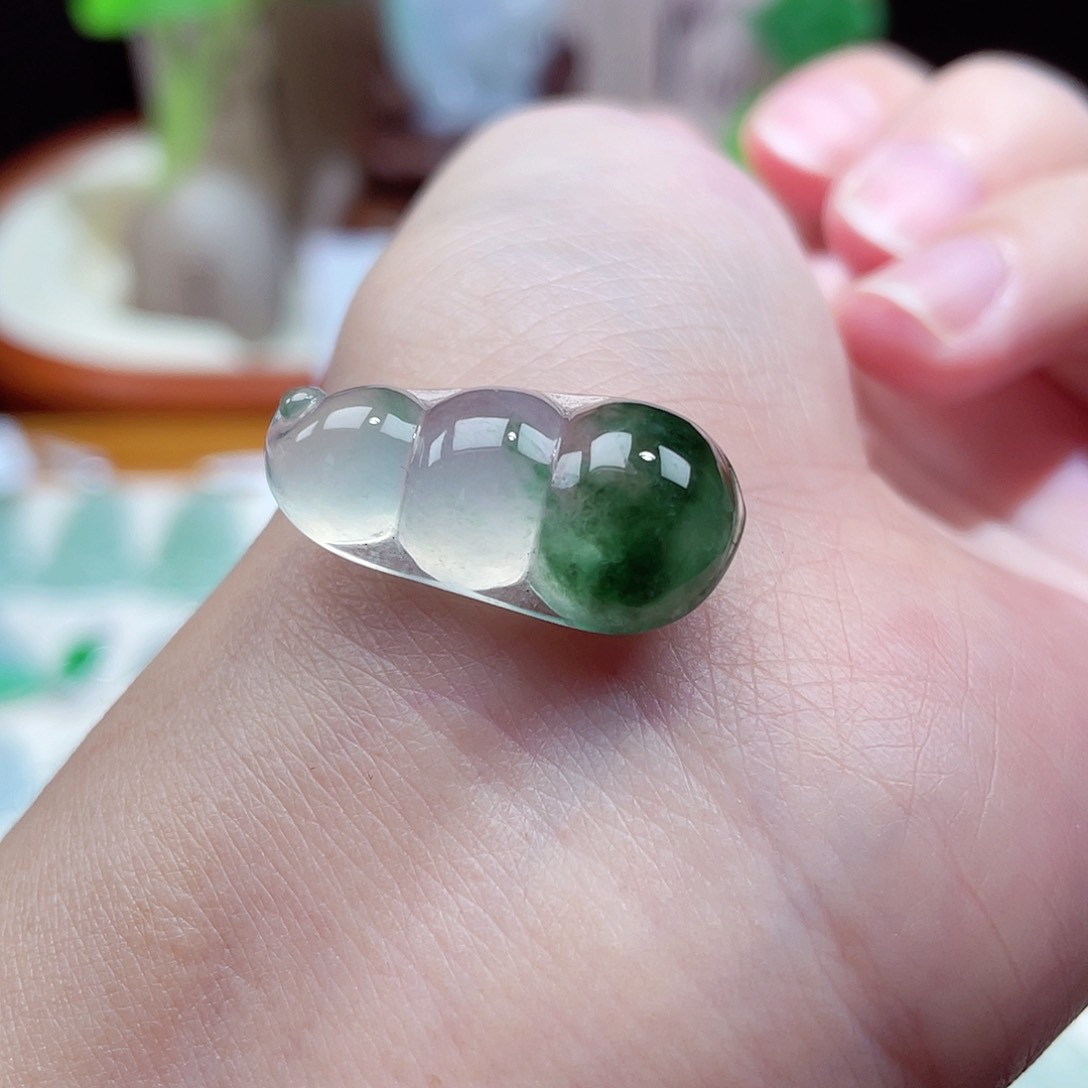翡翠颈饰未镶嵌福豆