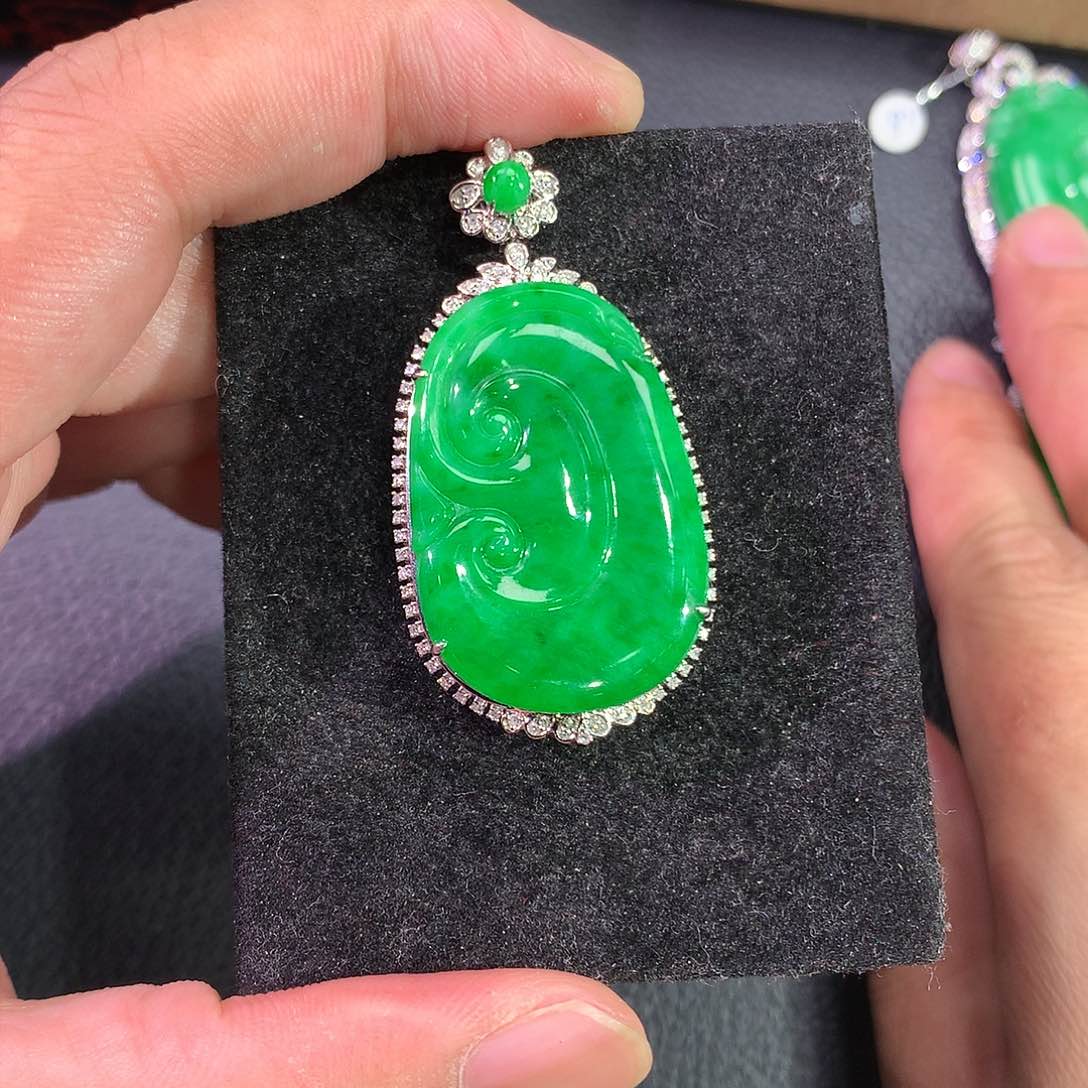 翡翠吊坠(赠链)18K金镶嵌?****铺