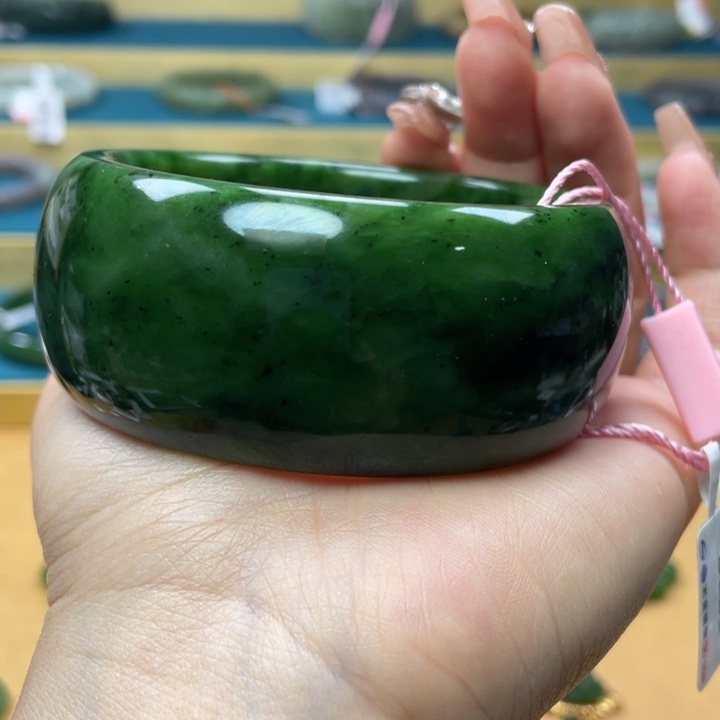 和田玉手镯62圈口。编号18未镶嵌