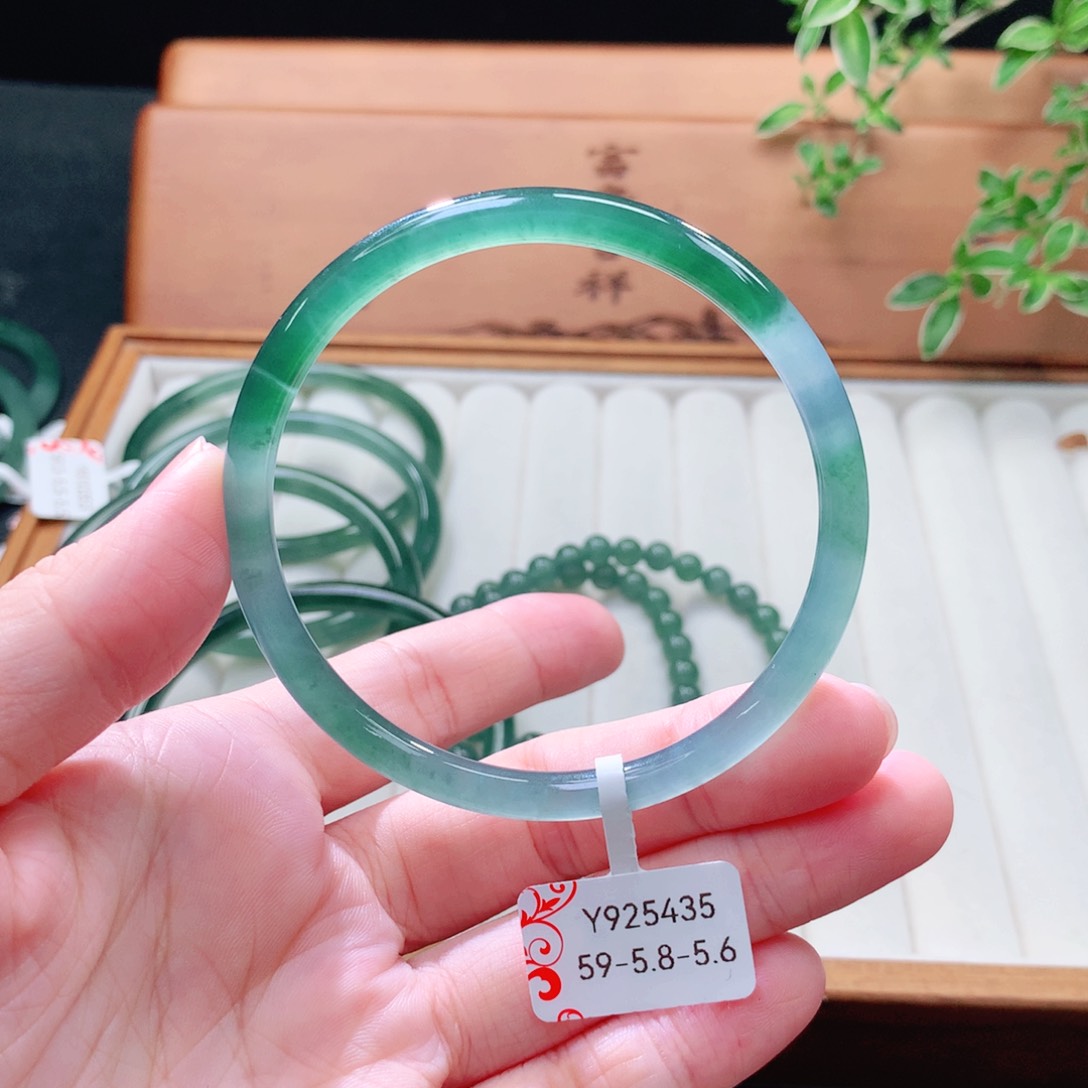 未镶嵌手镯（圆镯）翡翠