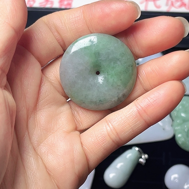 翡翠未镶嵌颈饰 平安扣