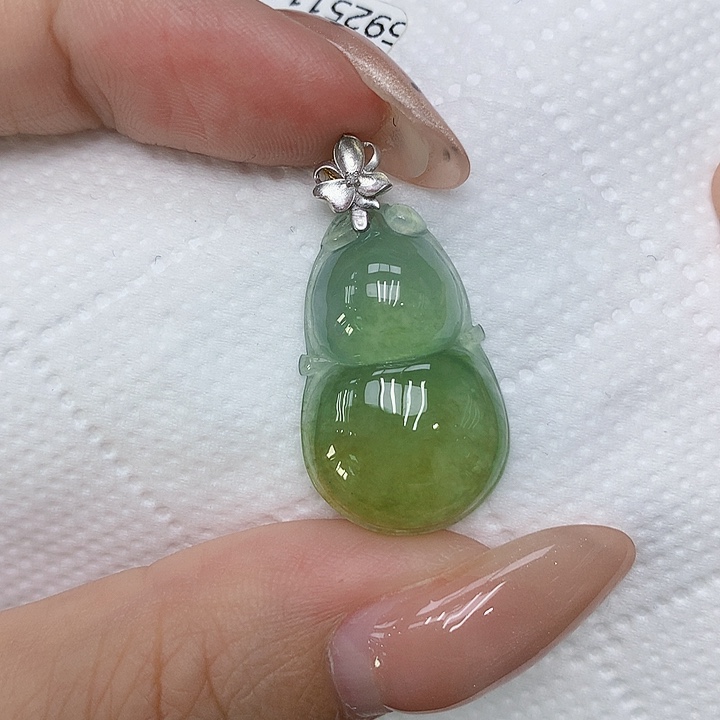 颈饰18K金镶嵌翡翠