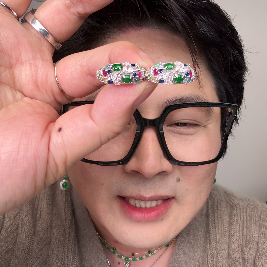 翡翠未镶嵌颈饰一对