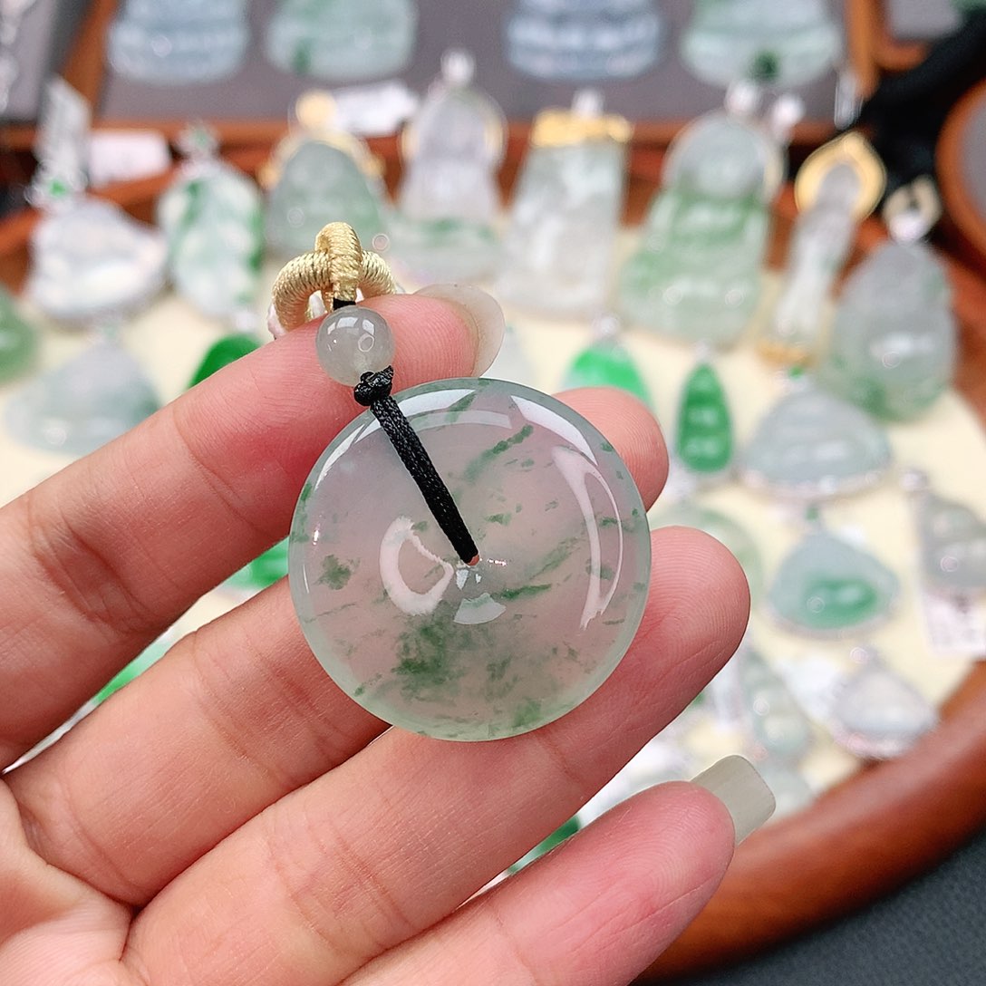 颈饰未镶嵌翡翠平安扣