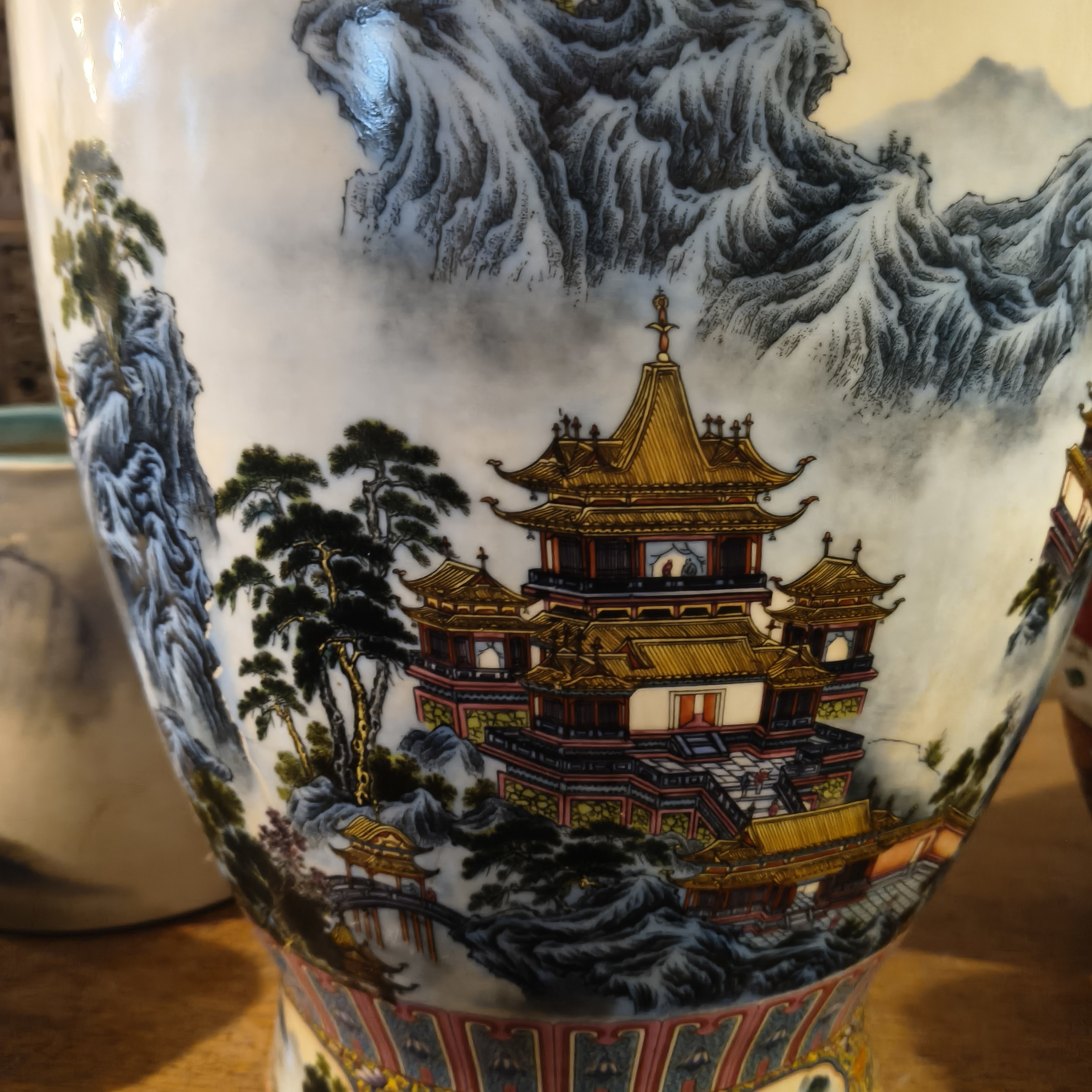 精品珐琅彩双耳赏瓶