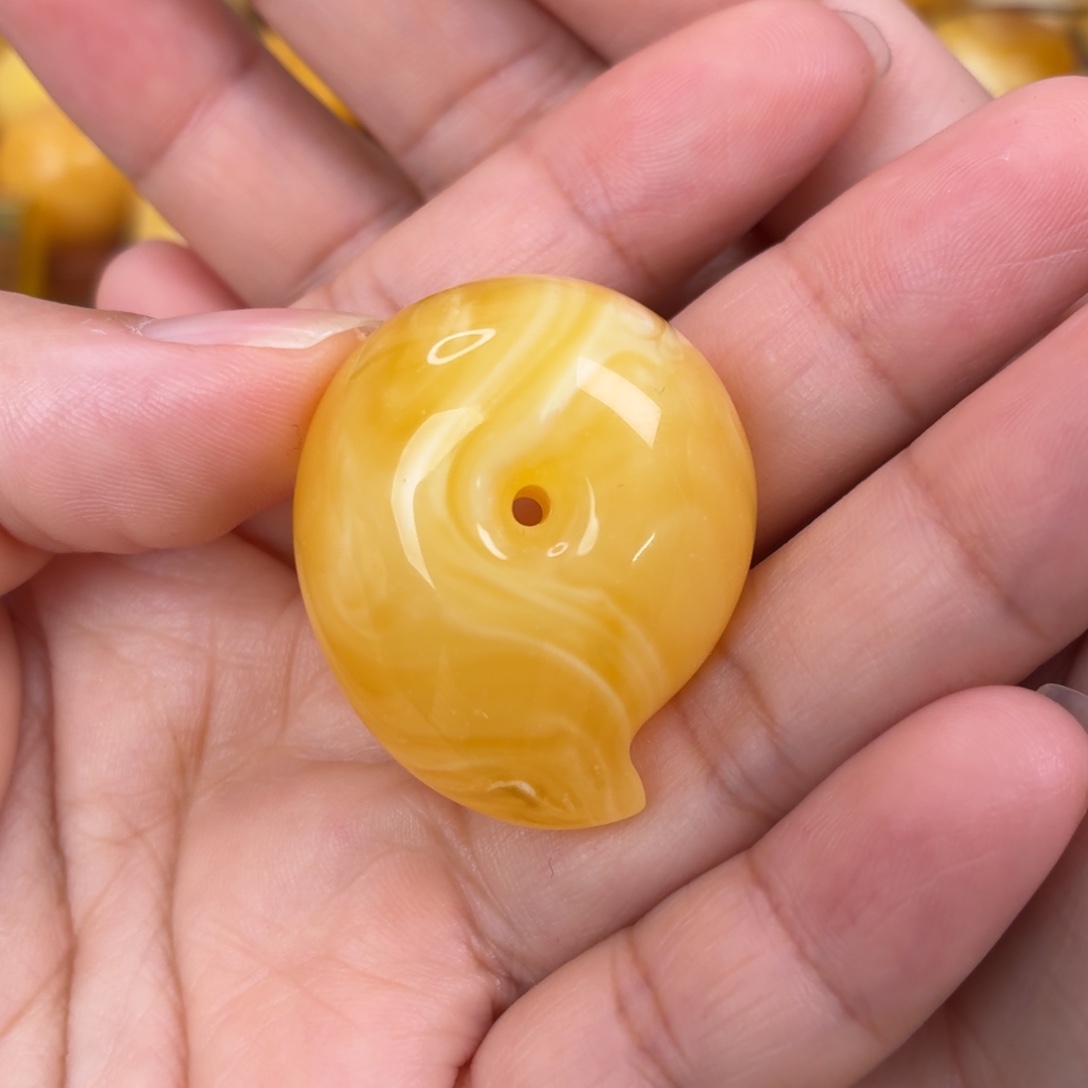 蜜蜡未镶嵌吊坠(不含链)勾玉