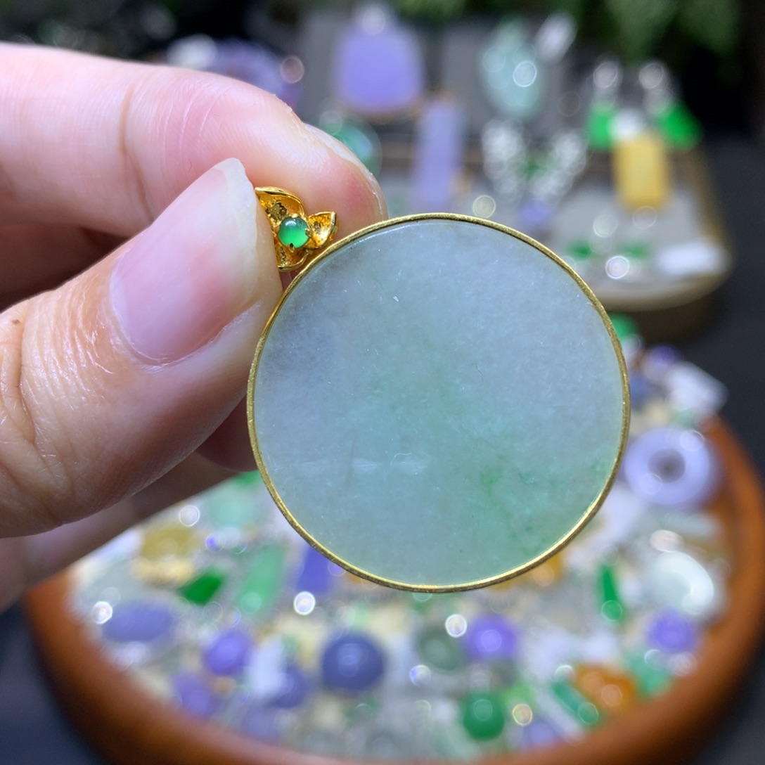 颈饰18K金镶嵌翡翠