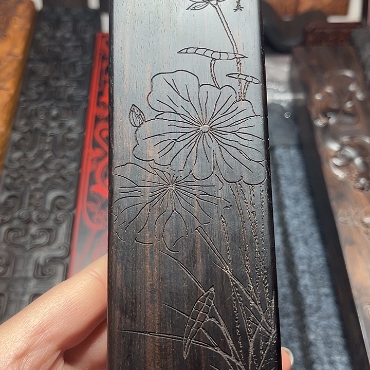 1***时紫光檀荷花图镇尺