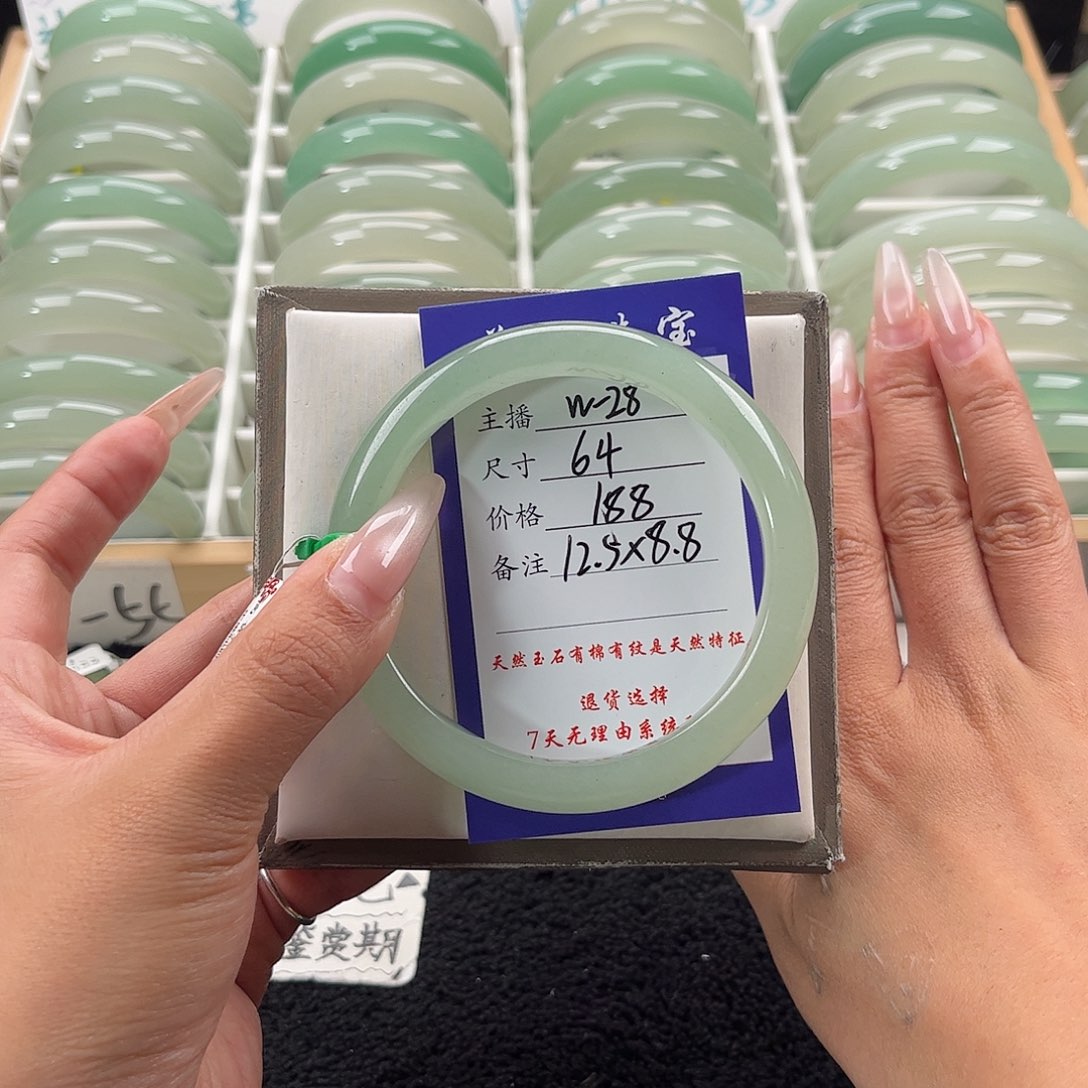 石英质玉手镯未镶嵌阿*?