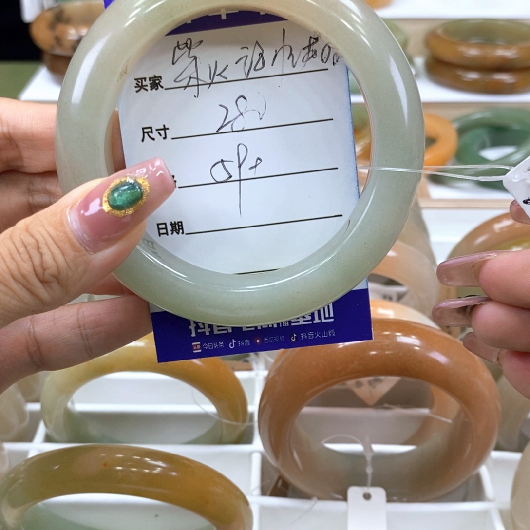 柴***姐石英岩玉手镯未镶嵌