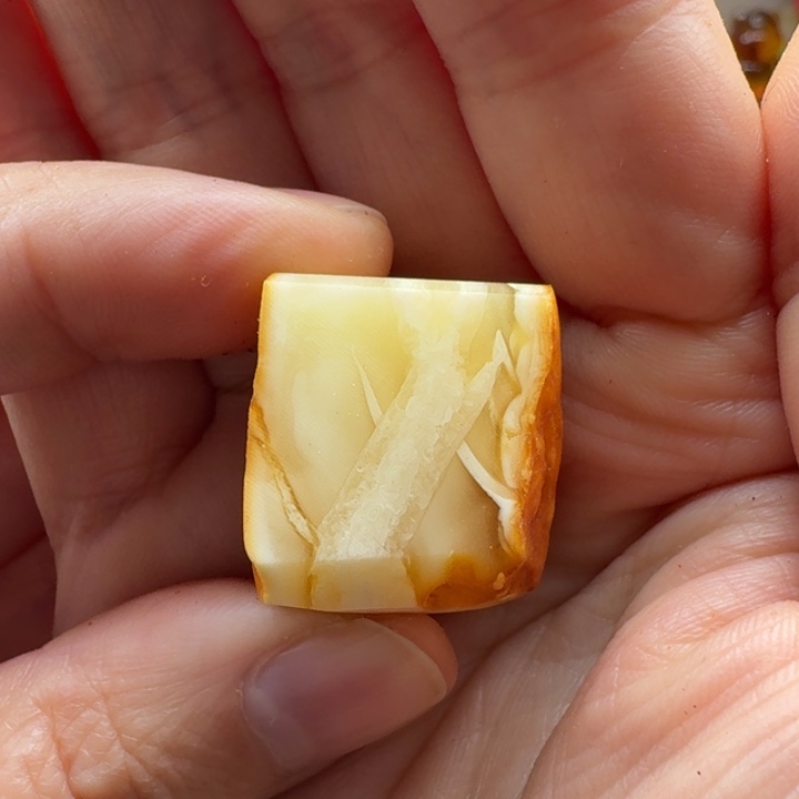 闯***州定制琥珀未镶嵌琥珀蜜蜡定制