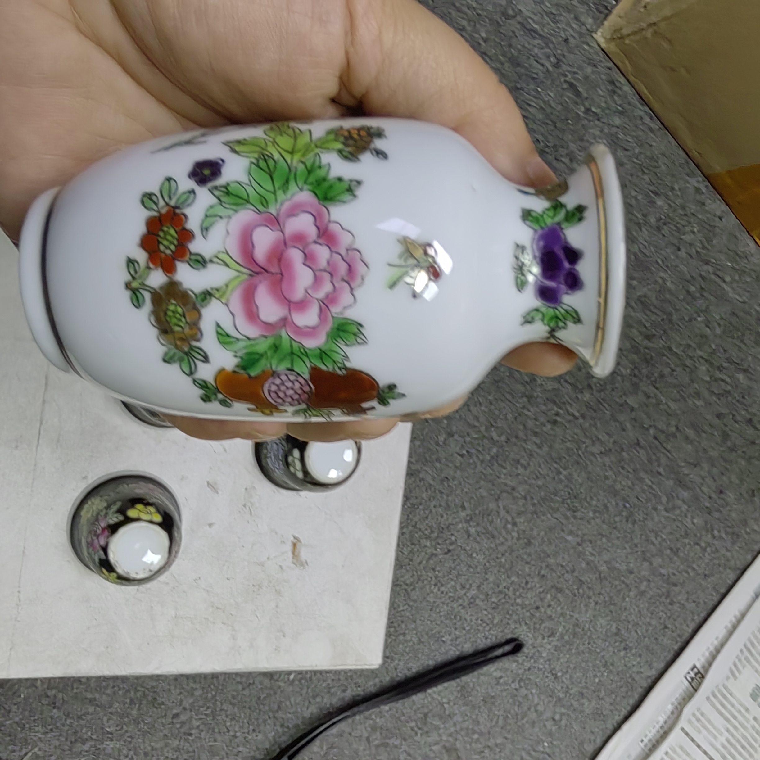 英国回流567粉彩手绘描金花卉灯笼瓶，全品相，高约9cm。