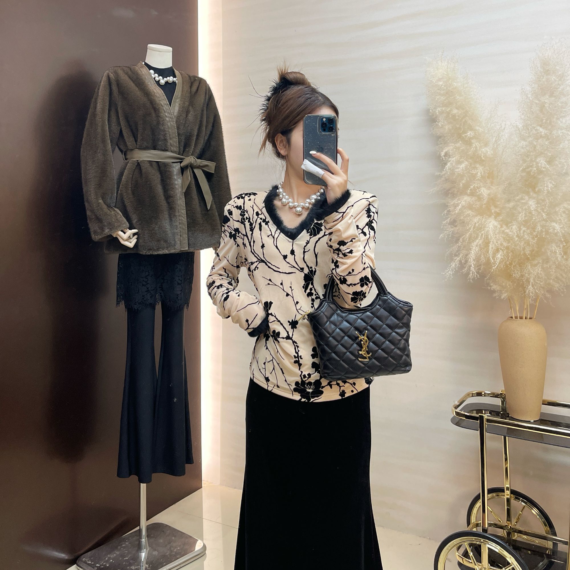 冬季V领拼接毛毛打底印花显瘦修身打底衫