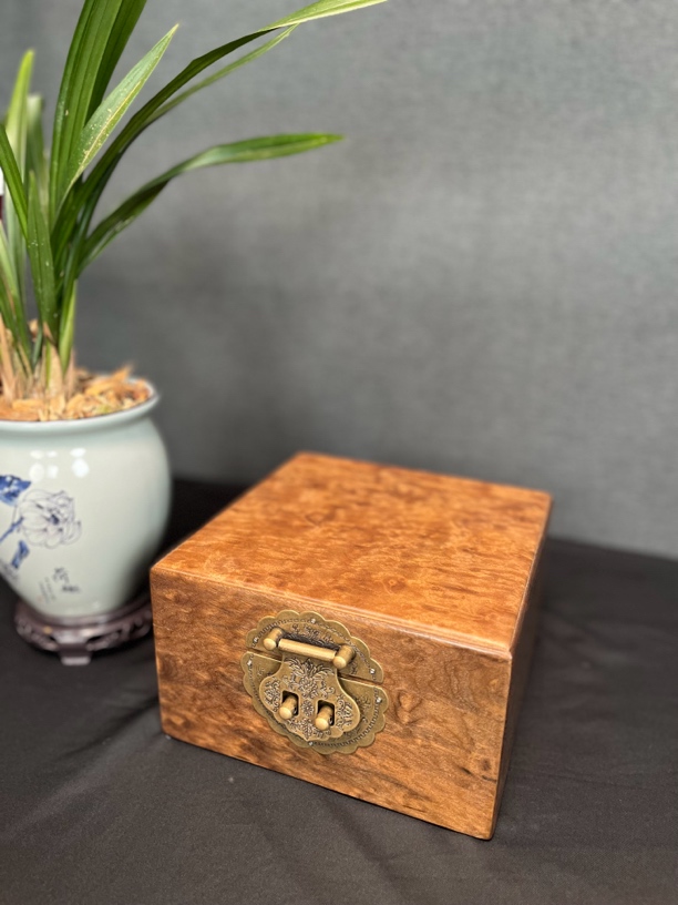 楠木龙胆纹首饰收纳盒摆件