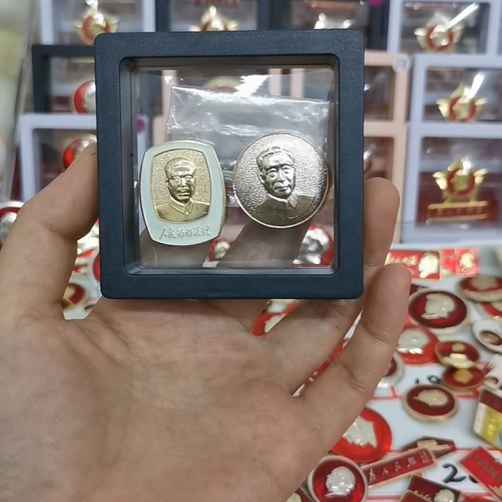 其他普通金属东**爸红色收藏纪念章2枚