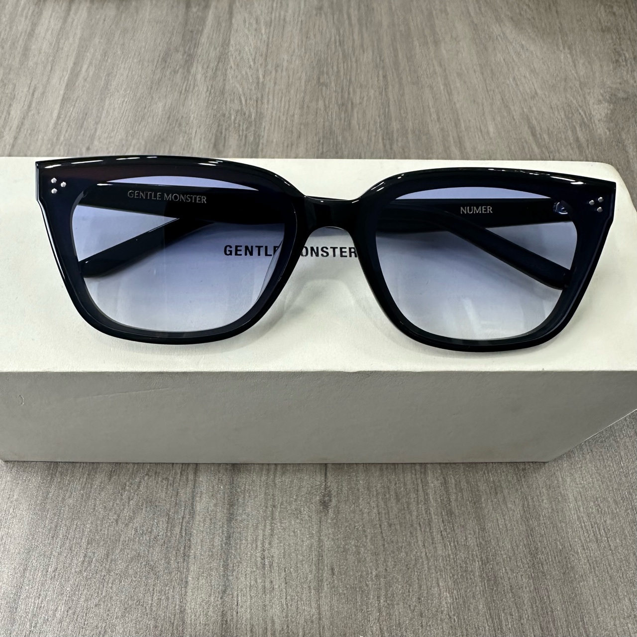 全新未使用 GUESS gm NUMER 渐变深蓝墨镜 有盒