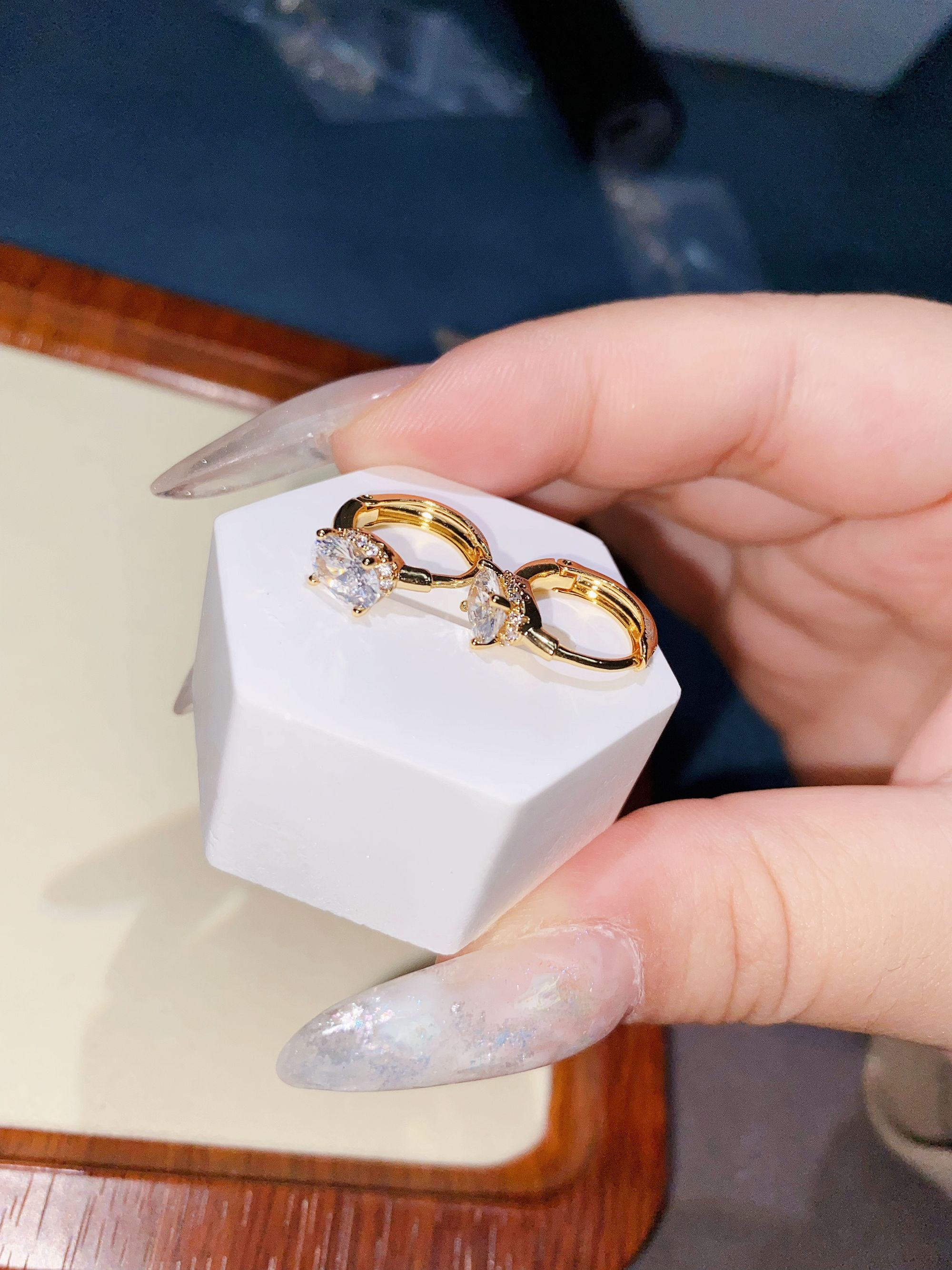    高订典藏一克拉椭圆耳环 Q10